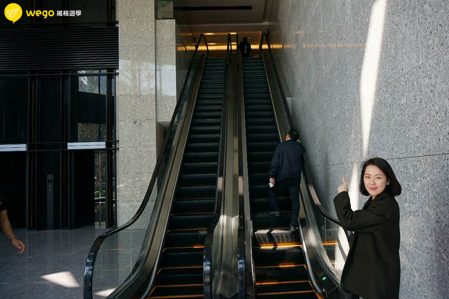 手扶梯上二樓