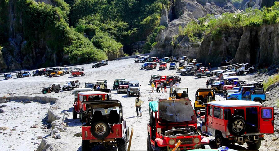 吉普車穿越火山灰地形
