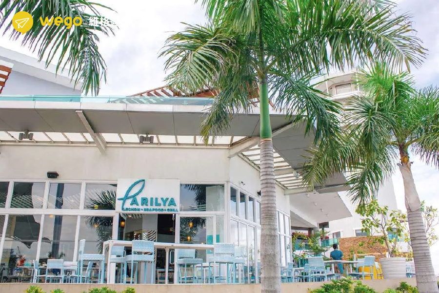 Parilya 餐廳的戶外用餐區與海景