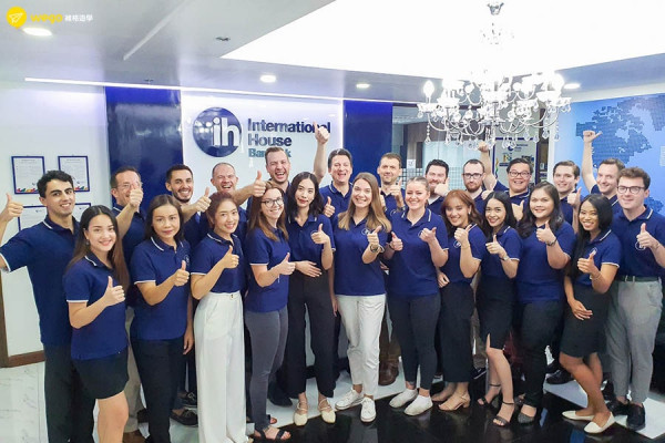 ih-Bangkok泰國語言學校-教師團隊-Trendy-Office-Building-m-Staff