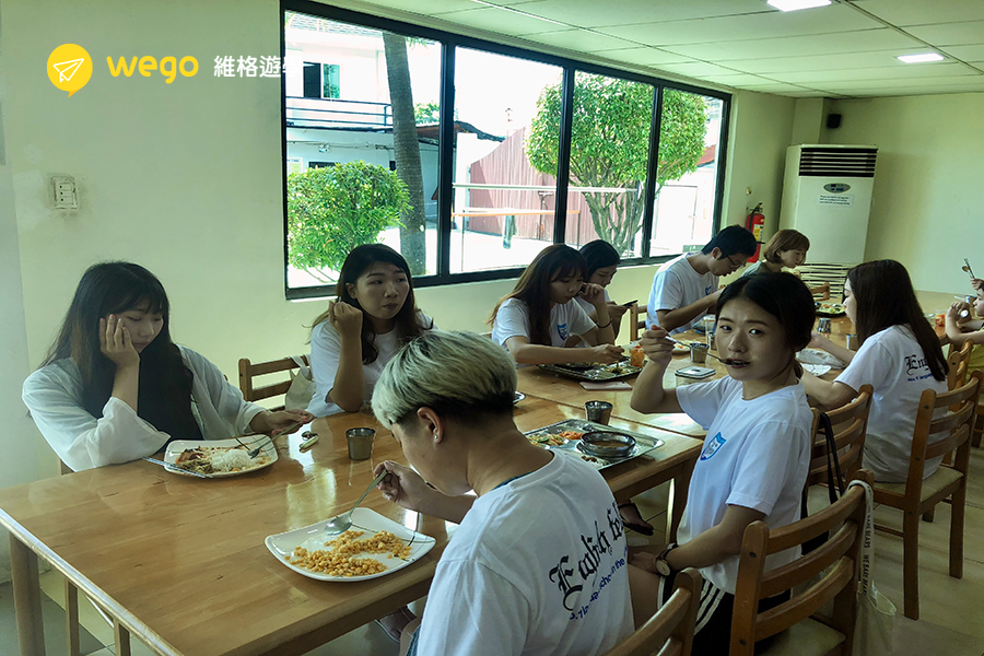 與同學在餐廳用餐