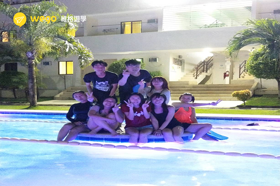 在泳池玩樂