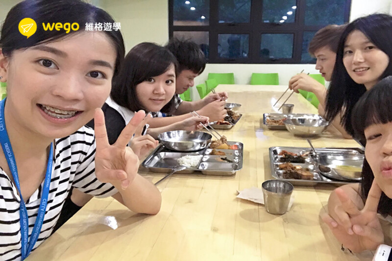 與來自各國的同學合照