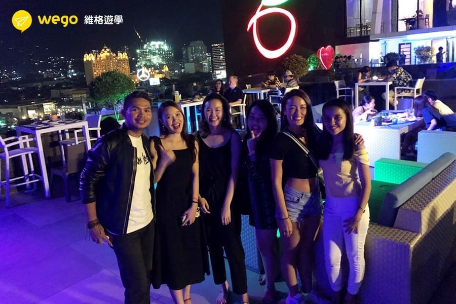 宿霧酒吧推薦-藍象SkyLounge-與駐唱歌手合照 宿霧酒吧推薦-藍象SkyLounge-與駐唱歌手合照