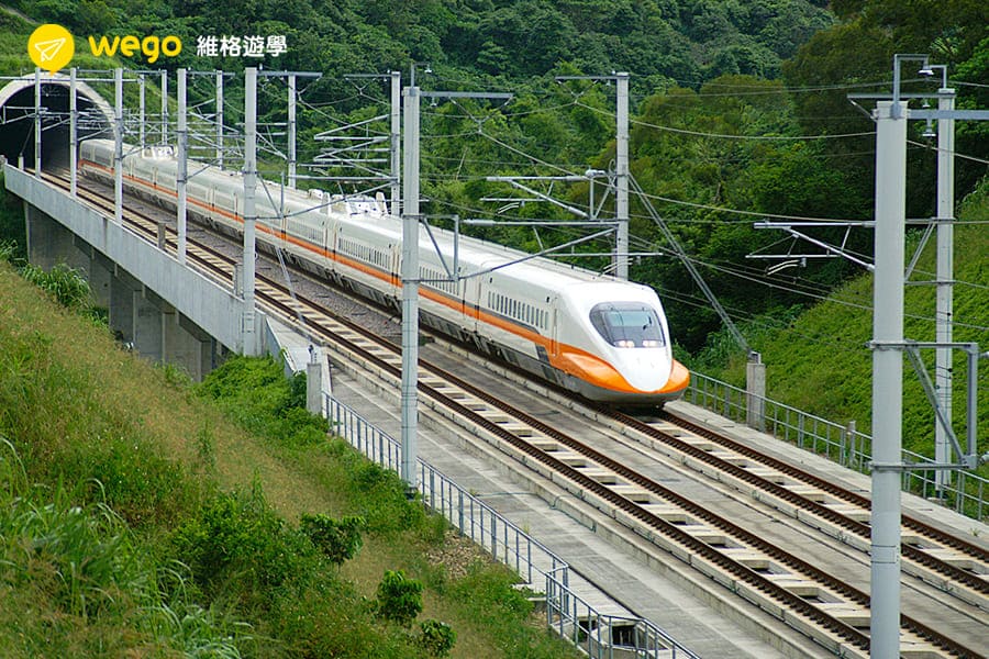 搭乘台灣高鐵快速前往桃園